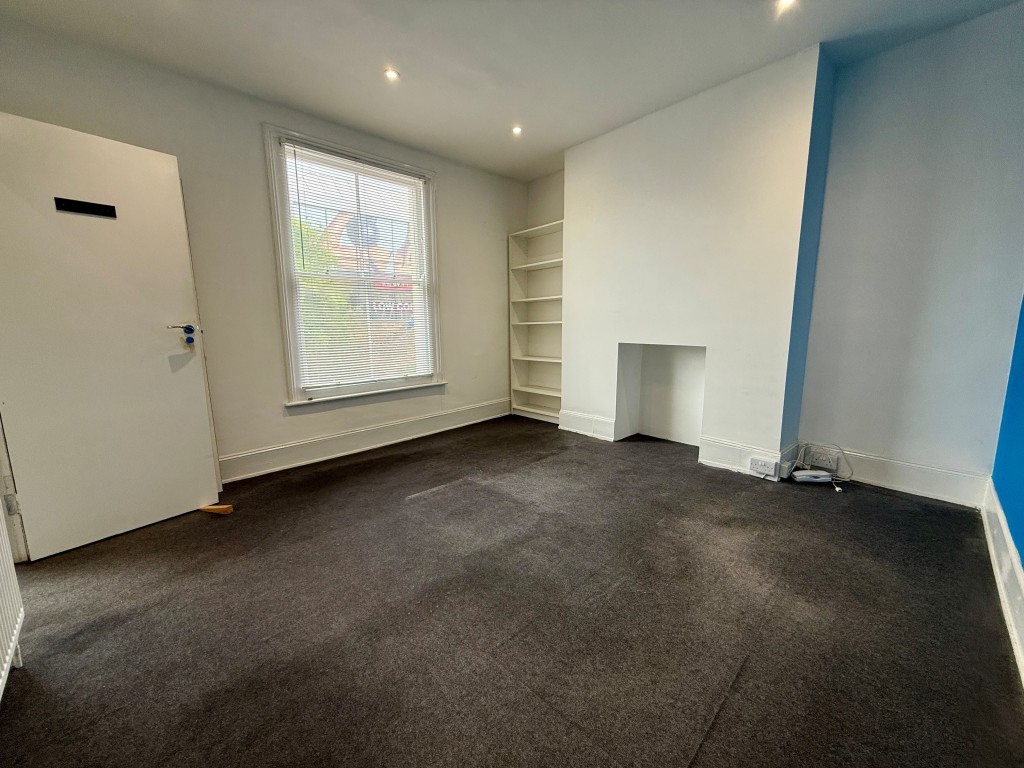 Lot: 74 - OFFICES WITH POTENTIAL FOR RESIDENTIAL CONVERSION - Room four